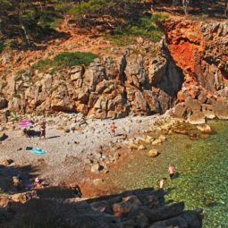 Pequeña cala en Montgó