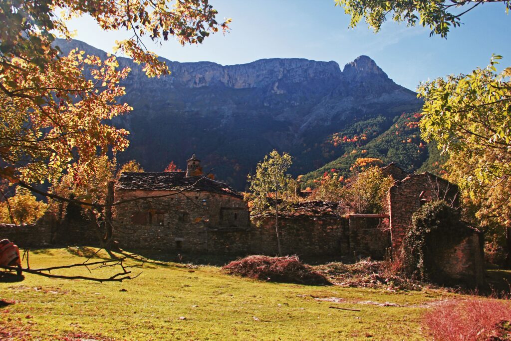 Escuaín, le balcon secret sur la vallée du Yaga Escuaín, el balcón secreto sobre el valle del Yaga