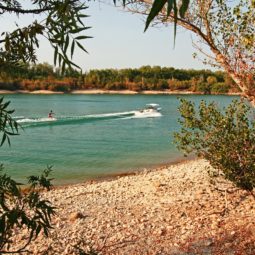 Valveralla, pueblo y lago