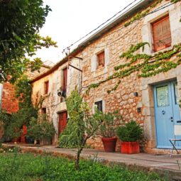 Avinyonet de Puigventón, Taravaus y Vilanant
