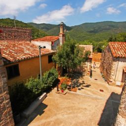 Tapis, village