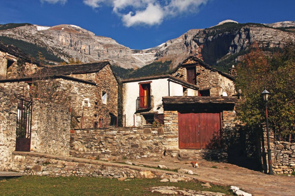 Escuaín, le balcon secret sur la vallée du Yaga Escuaín, el balcón secreto sobre el valle del Yaga