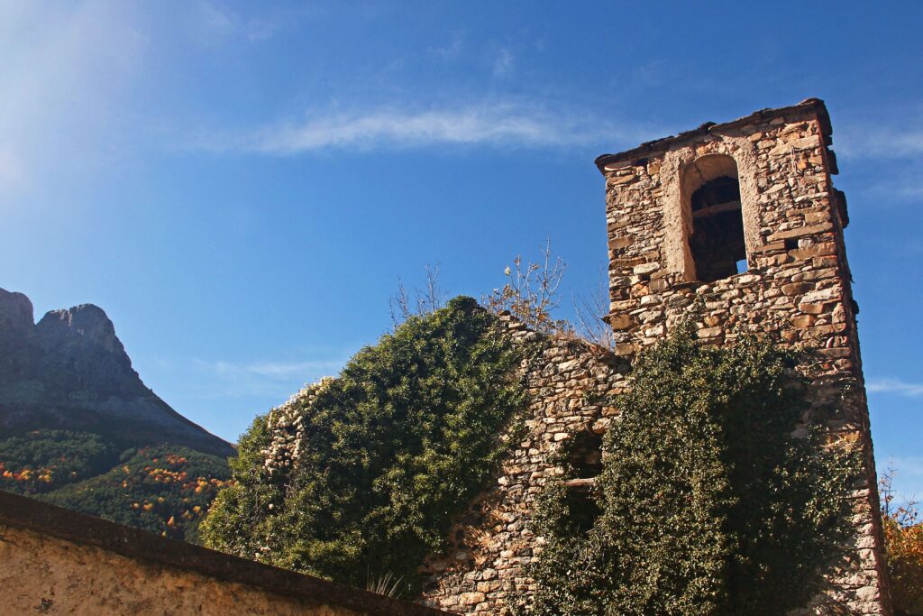 Escuaín, le balcon secret sur la vallée du Yaga Escuaín, el balcón secreto sobre el valle del Yaga