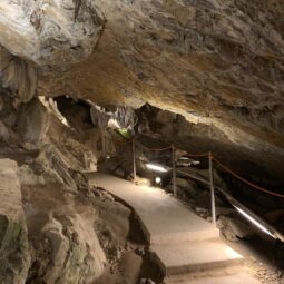 Adéntrate a la Cueva de las Güixas