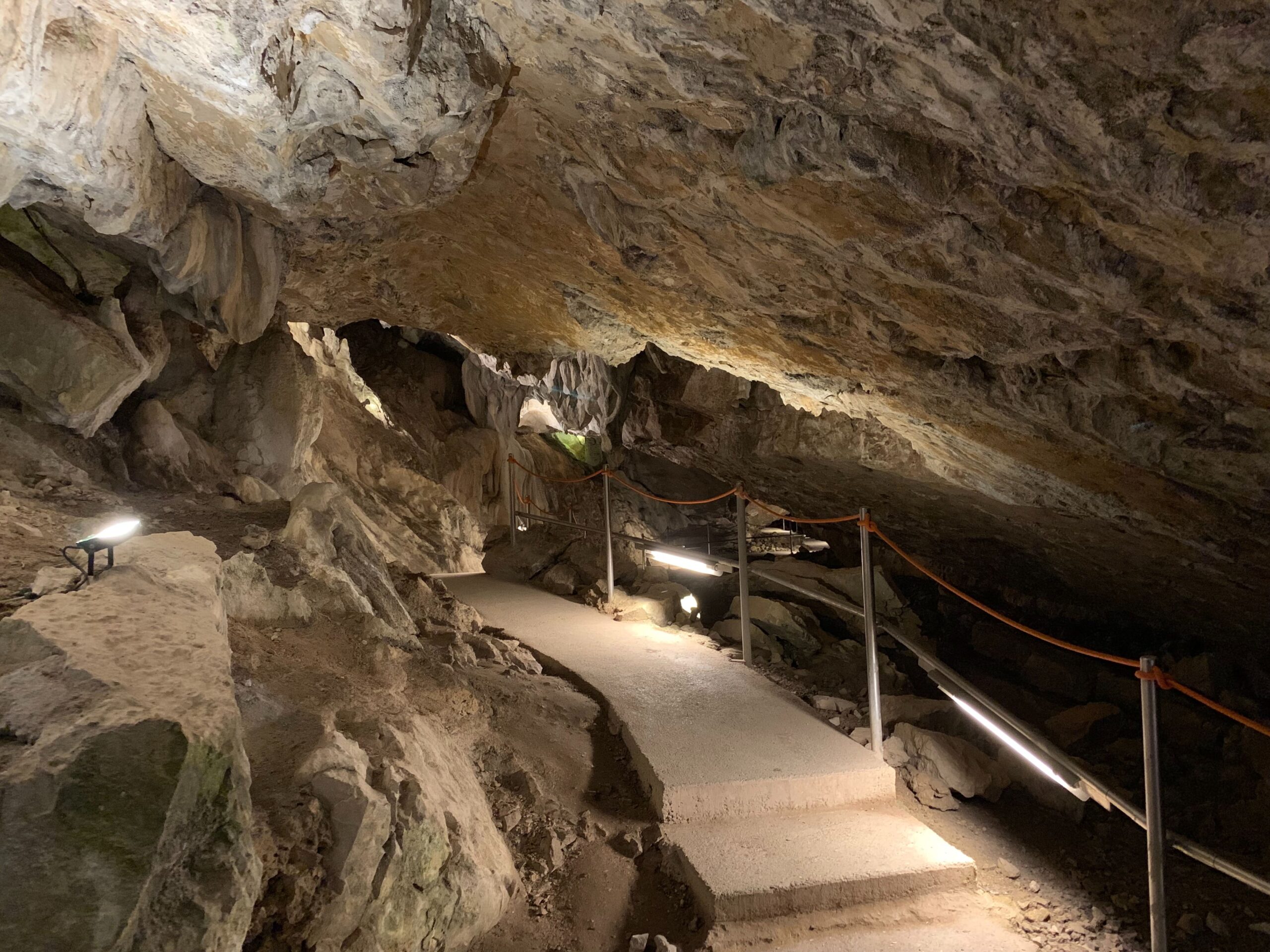 Adéntrate a la Cueva de las Güixas