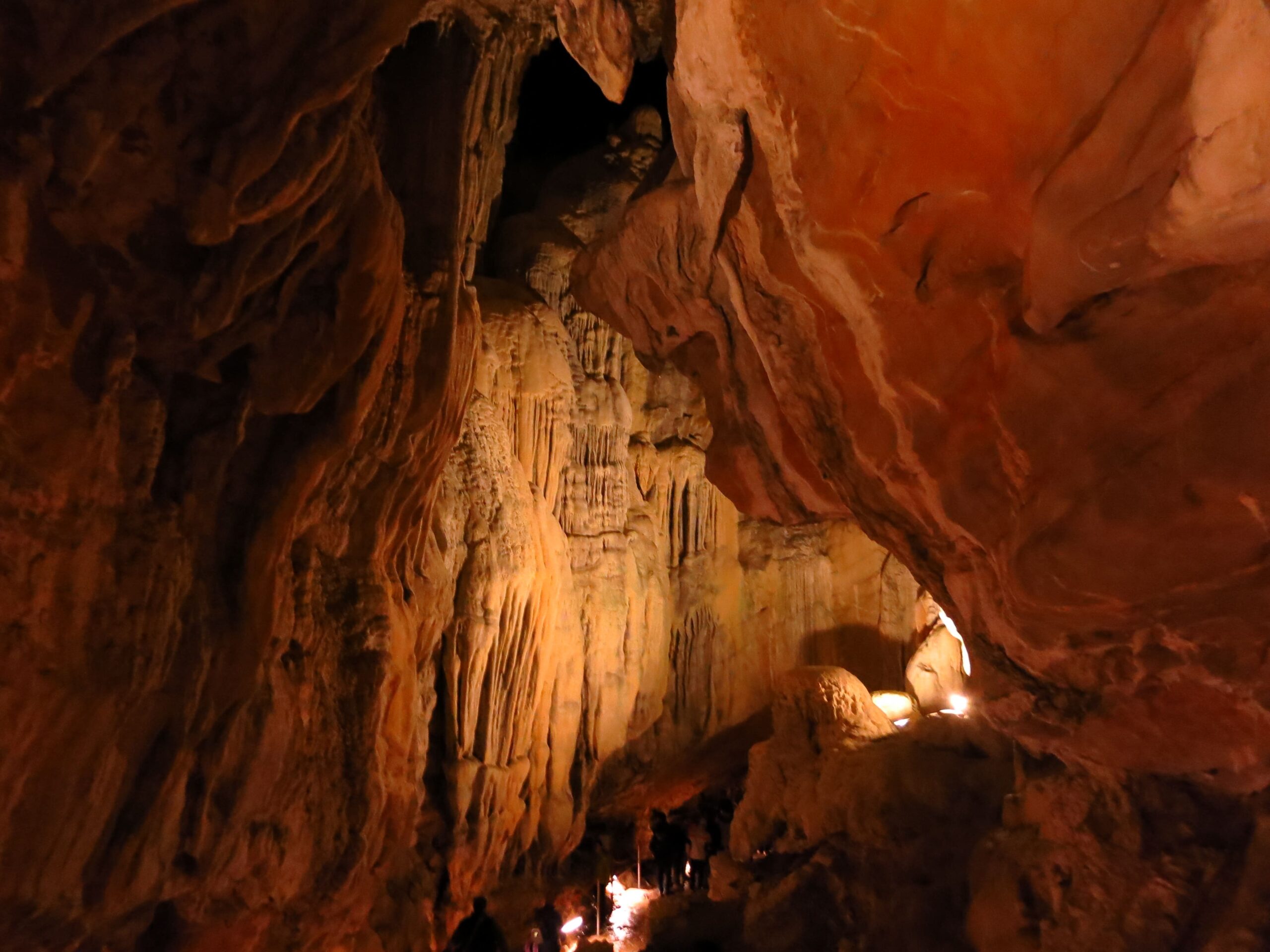 Adéntrate a la Cueva de las Güixas