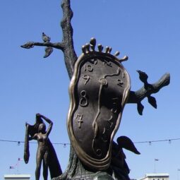 Découvrez la sculpture La Noblesse du Temps à Andorre-la-Vieille