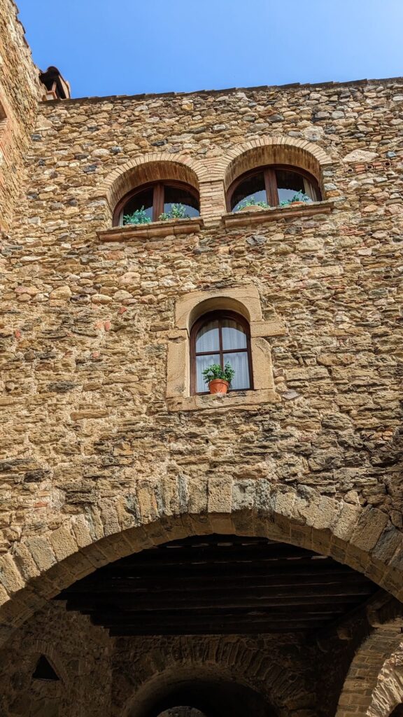 Ruta en bicicleta eléctrica por los pueblos medievales de la Costa Brava