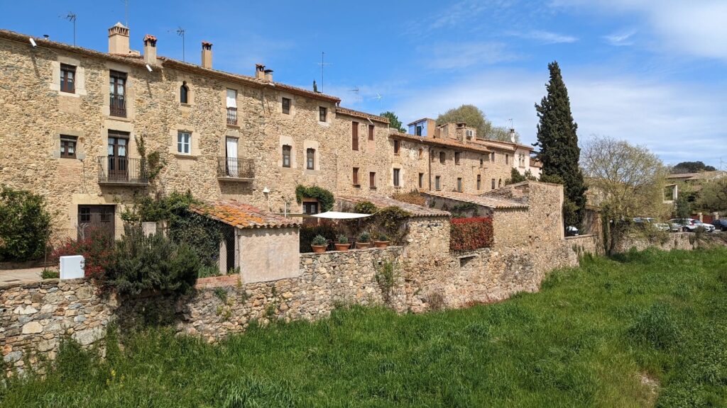 Ruta en bicicleta eléctrica por los pueblos medievales de la Costa Brava