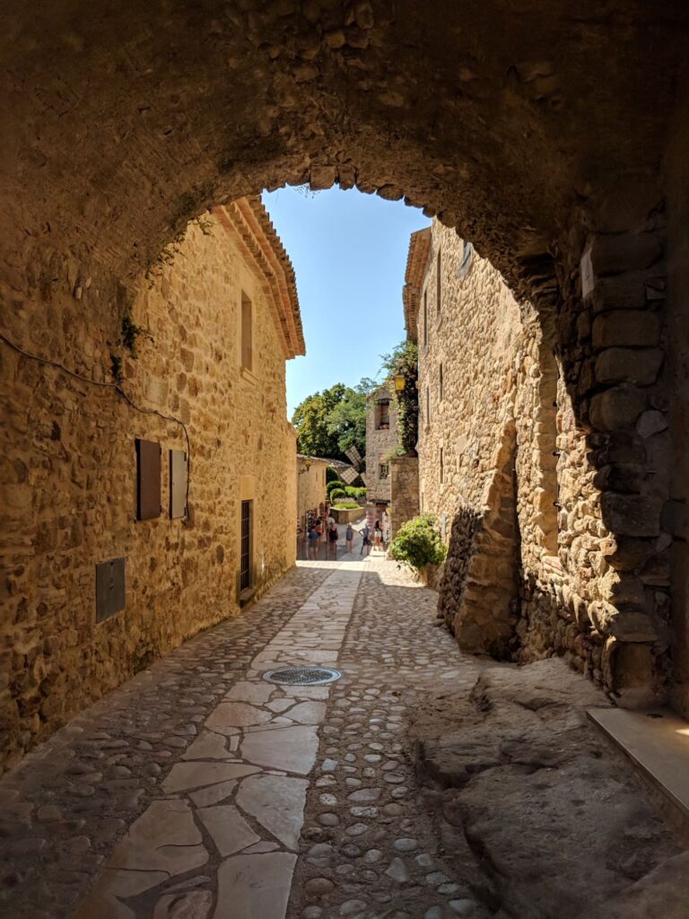 Ruta en bicicleta eléctrica por los pueblos medievales de la Costa Brava