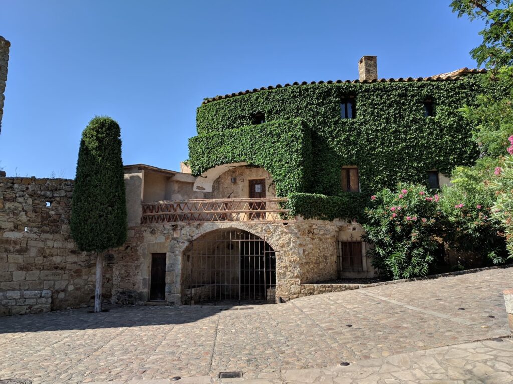 Ruta en bicicleta eléctrica por los pueblos medievales de la Costa Brava