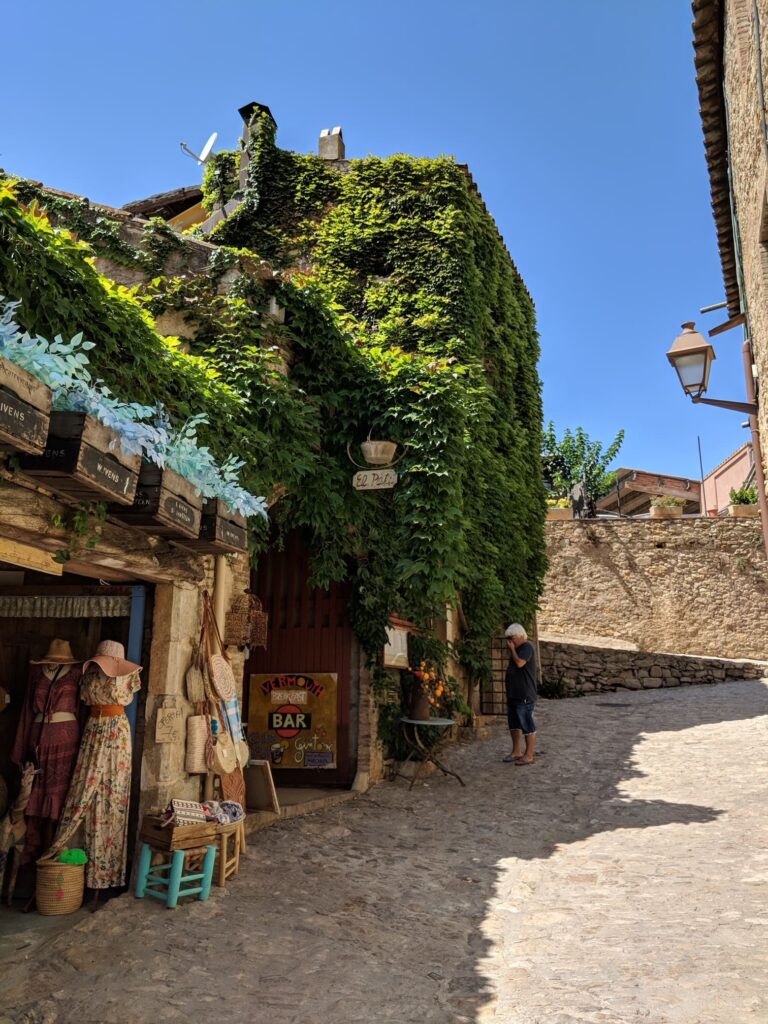 Ruta en bicicleta eléctrica por los pueblos medievales de la Costa Brava