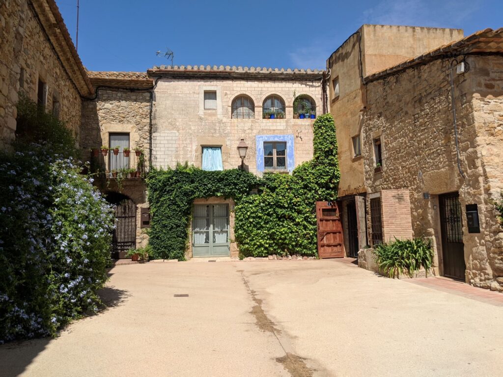 Ruta en bicicleta eléctrica por los pueblos medievales de la Costa Brava