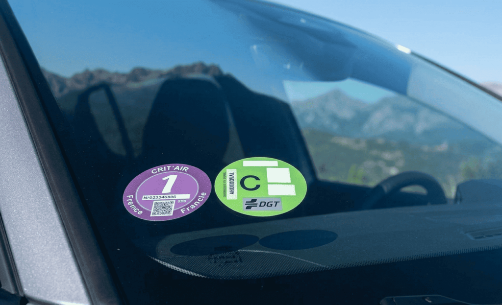 Comment fonctionnent les Zones à Faibles Émissions (ZBE) en Espagne si vous voyagez avec une voiture française ? ¿Cómo funcionan las Zonas de Bajas Emisiones (ZBE) en España si viajas con coche francés?
