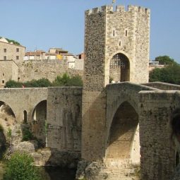 Viaje al pasado por el pueblo de Besalú